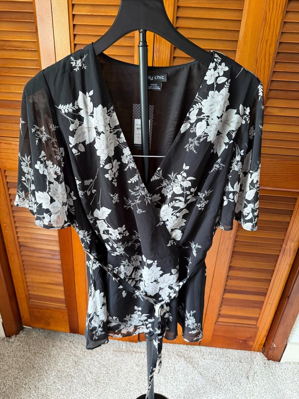 NWT City Chic black & white Flower Pattern Tie Wrap Short Sleeved Blouse sz 12